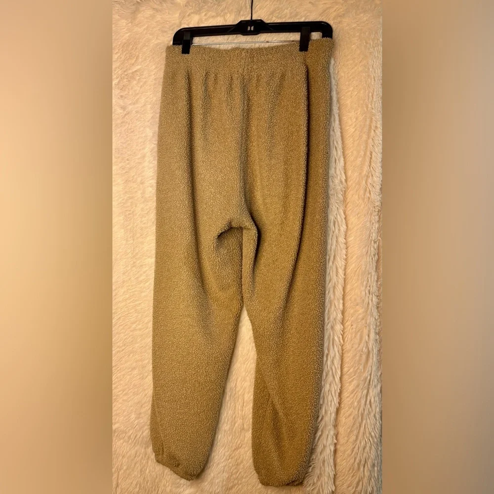 Abercrombie & Fitch Cozy Sherpa Jogger Pants
Size Large •Ultra-Soft Teddy Fleece - Picture 2 of 2
